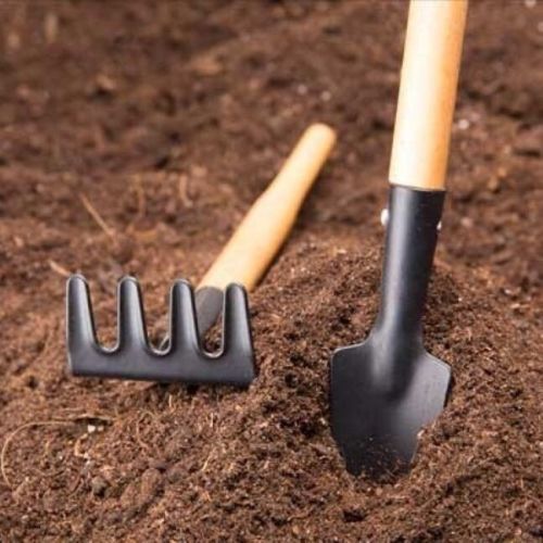 Do prípravy pôdy zapojte aj deti. Ukážte im, že tvrdá práca prináša sladké ovocie :)