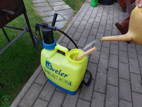Na záver všetko spolu dobre premiešame. Tento domáci postrek je cenovo dostupná a environmentálne pr