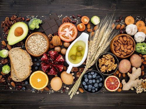 Avokádo: Obsahuje zdravé tuky, vlákninu, draslík a vitamíny B, E a K. Prispieva k zdraviu srdca, pok